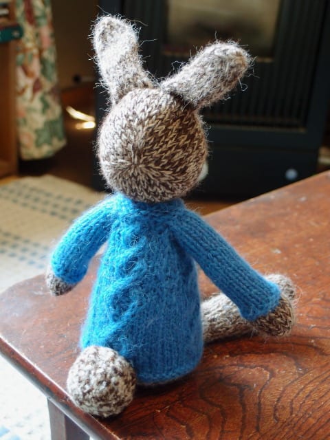 おすわりウサギの編みぐるみ - ≪手を動かさねばっ！≫