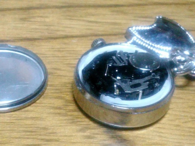キーホルダー時計の電池交換 さそり座で す