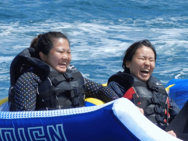 こんな笑顔がたくさん咲くフリースタイルなんです 石垣島の フリースタイル石垣島流の海遊び
