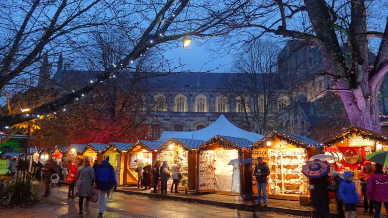ウインチェスター大聖堂境内の美しいクリスマス マーケット イギリス ストックポート日報 England Daily Stockport
