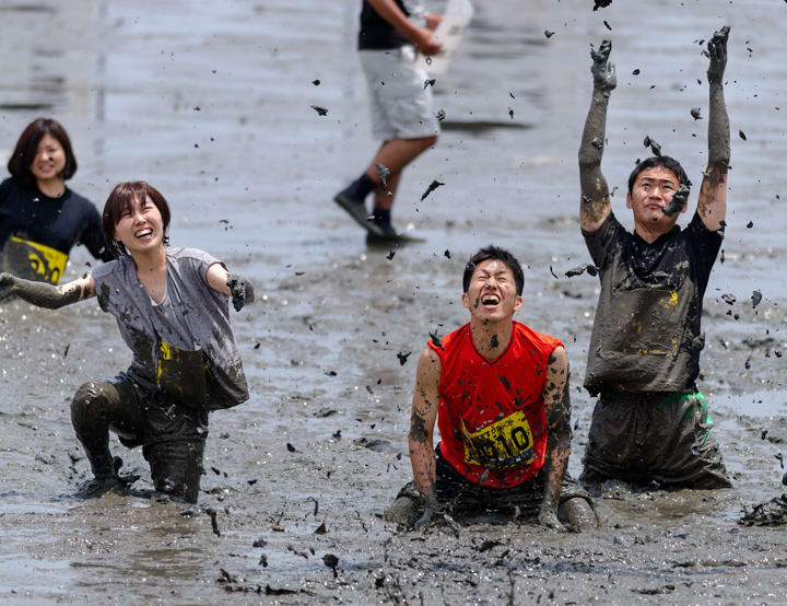 15 第３１回鹿島ガタリンピック 4 ザルに泥を入れたくても入らなければ顔を直撃 おうどうもん Oudoumon People Of Hakata