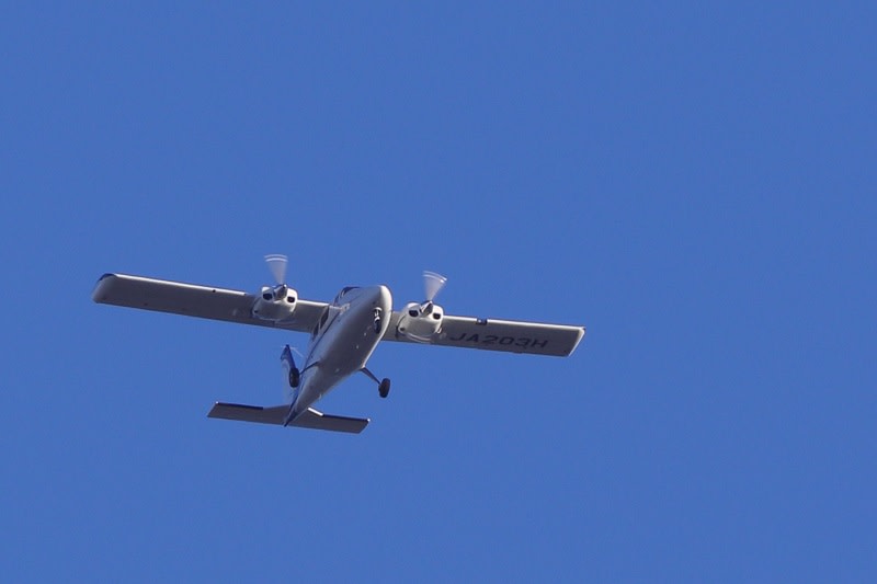 飛行機[JA203H]｜双発プロペラ機は - すぐ近くにある世界：野鳥 