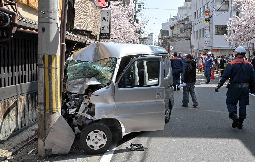 写真：大勢の通行人をはねた後、衝突事故を起こした軽乗用車＝１２日午後２時１７分、京都市東山区、高橋一徳撮影