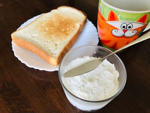 トーストにクリチ、至福なり トーストにクリチ、至福なり