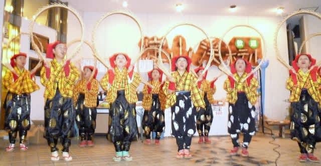 南京玉すだれ 阿弥陀如来の後光 立てば芍薬座れば牡丹踊る姿は薔薇の花