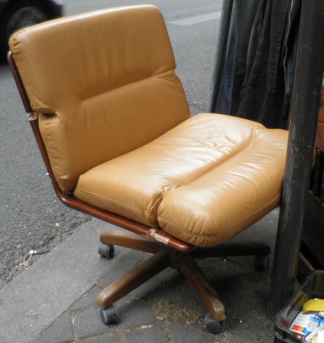 パリのアンティーク市にて-20／デザインクッション椅子キャメル革キャスター付き01 - こわれかけのカセット