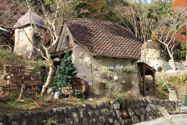 中世ヨーロッパのとある小さな村に Obu 日本ミツバチ倶楽部 大府の丘陵に四季 花を咲かせて和蜂達と遊ぼう