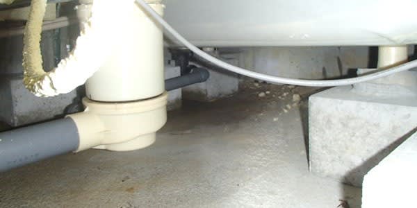 床下で発見！浴槽の排水管からの水漏れ