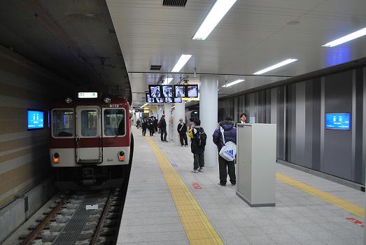 阪神なんば線桜川駅に乗り入れた近鉄の回送列車 - 斬剣次郎の