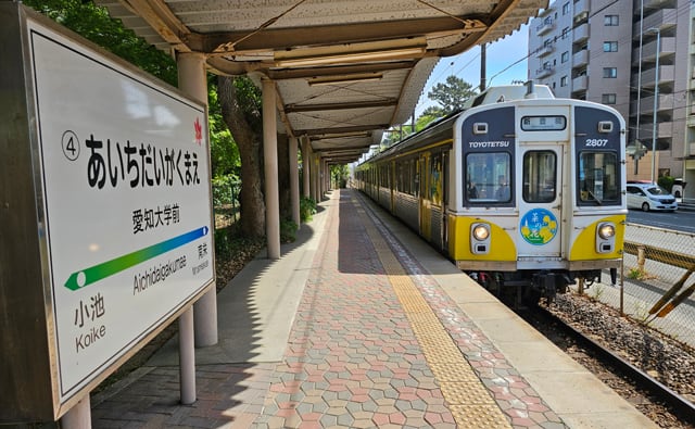 豊橋鉄道渥美線 愛知大学前駅に入線する1800系電車