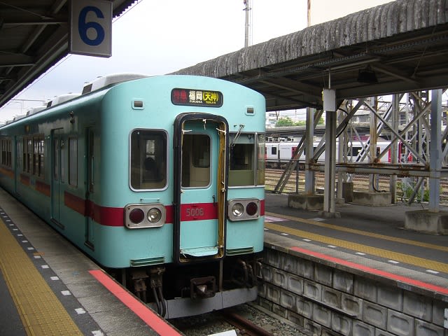 西鉄5000系＠大牟田駅。奥に見えている815系は熊本から乗車してきた銀水行。