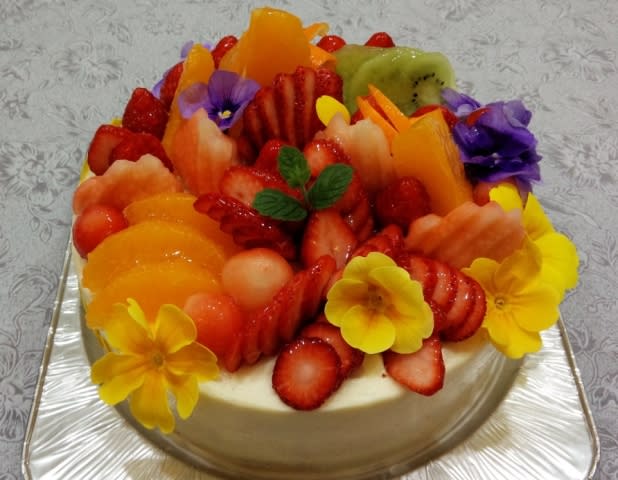 今では定番 食用花で飾るケーキ きゃらめるくりぃむ でホッと一息