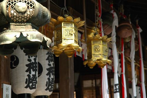 jinja007.jpg: 日牟禮八幡宮の灯ろうと提灯