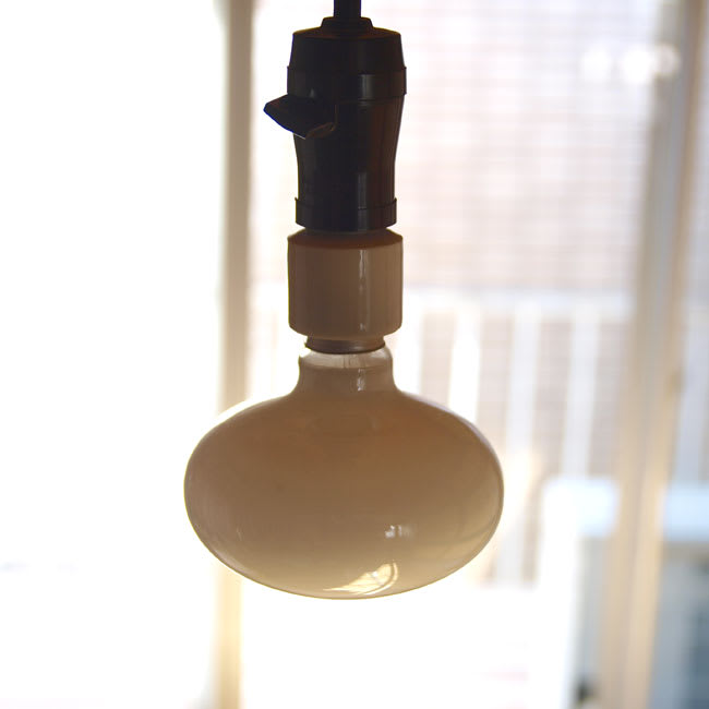 白熱灯フラットボール電球とLED電球を比べる - Home Room 白熱灯フラットボール電球とLED電球を比べる - Home Room