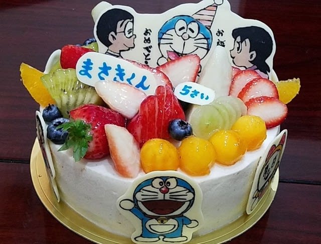 ドラえもんで誕生日ケーキ きゃらめるくりぃむ でホッと一息