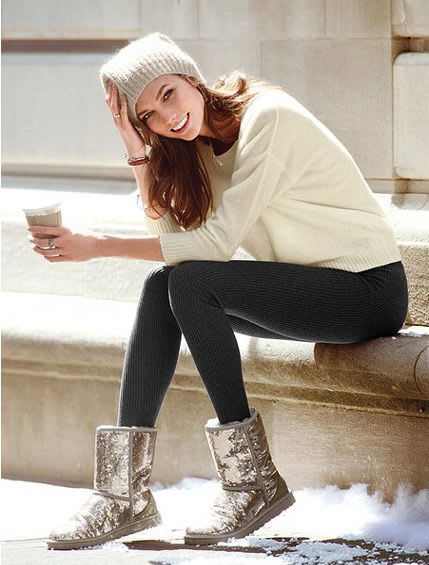 Ugg アグ シルバークラシックスパークルショートブーツでコーデ 洗練されたショートブーツでお洒落に