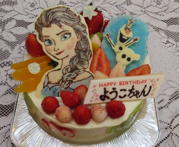 エルサとオラフのお誕生日ケーキ きゃらめるくりぃむ でホッと一息