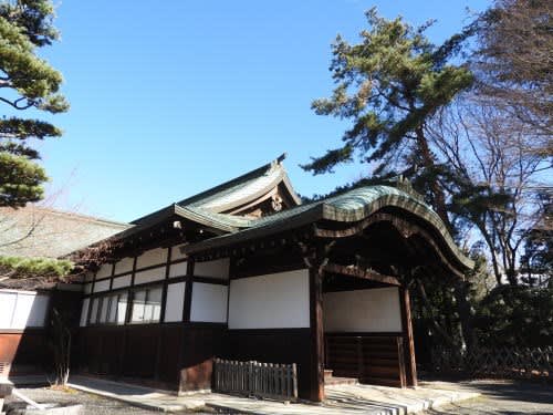 長野県護国神社斎館　猪目懸魚（いのめげぎょ）