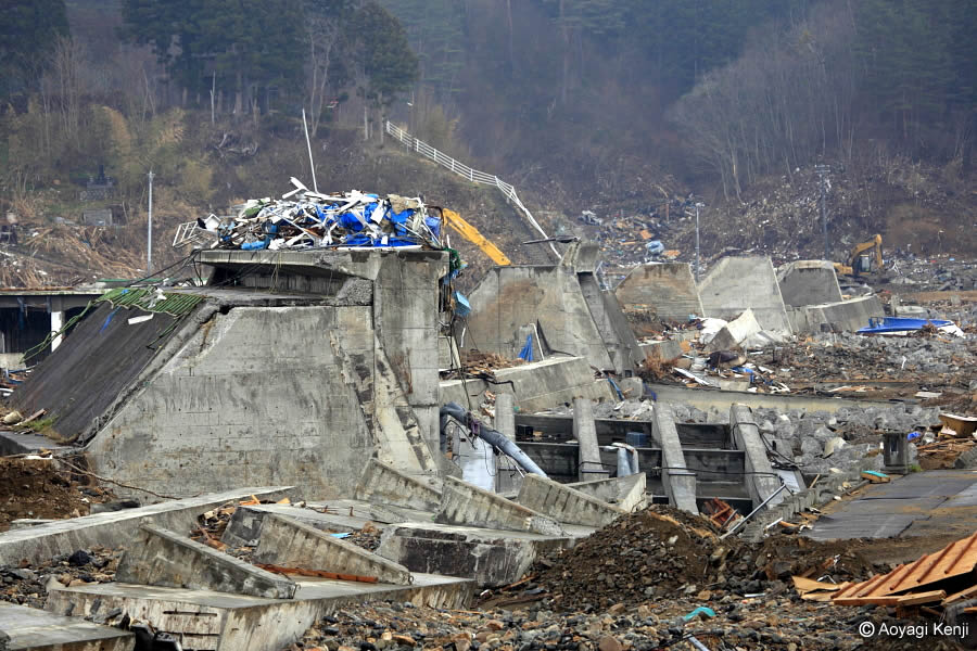 Everyone says I love you !２２メートル防潮堤の壁完成　中部電の浜岡原発＜浜岡原発＞防波の長城…全長１．６キロ、海抜２２メートル浜岡原発の防潮堤の壁完成　中部電、２２ｍ津波対策用