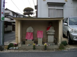 正門前に移され今も地元の人に手厚く祀られる首斬地蔵尊