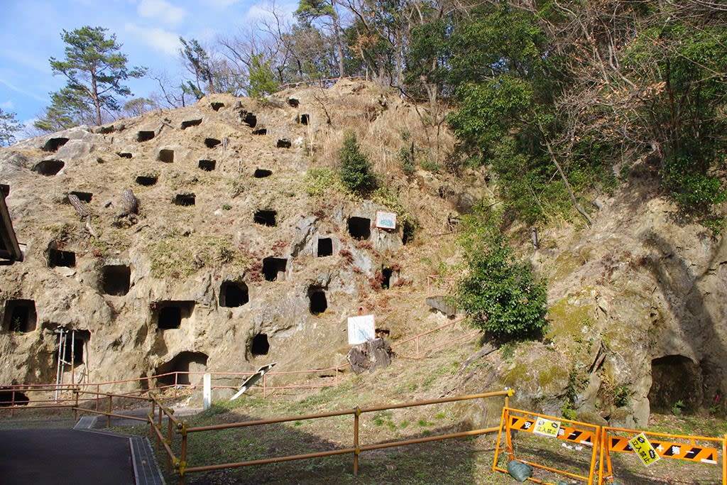 吉見百穴および吉見町埋蔵文化財センター|埼玉県吉見町 ~国内最大級の横穴墓群~ 【歴史を歩こう協会 比企の古墳めぐり⑨<最終回>】 日本史大戦略 ~日本各地の古代・中世史探訪~ 吉見百穴および吉見町埋蔵文化財センター|埼玉県吉見町 ~国内最大級の横穴墓群~ 【歴史を歩こう協会 比企の古墳めぐり⑨<最終回>】 日本史大戦略 ~日本各地の古代・中世史探訪~