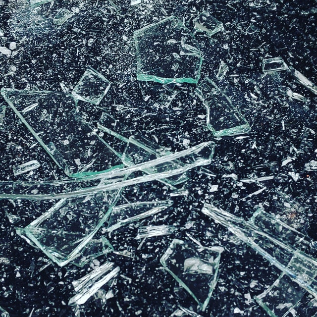 ガラスが割れると破片が遠くまで飛び散る コマース倶楽部 プチリフォーム商店街
