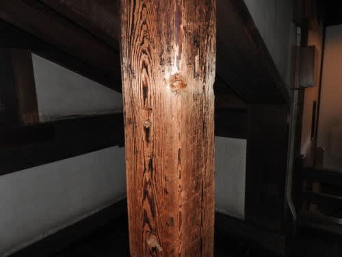 松本城大天守５階の角柱に残る擦痕跡（さっこんあと）