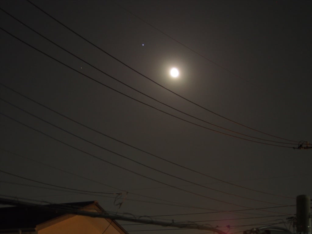 06 09 昨夜のお月様 月齢16日目は木星と土星の近くに そして今日も太陽黒点getです 煙草と珈琲とお月様 06 09 昨夜のお月様 月齢16日目は木星と土星の近くに そして今日も太陽黒点getです 煙草と珈琲とお月様
