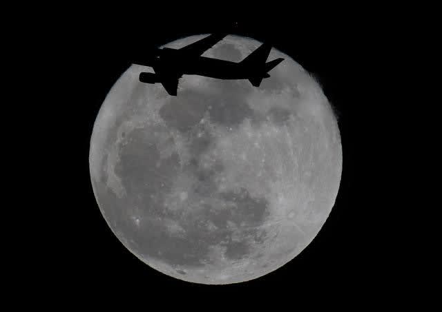 スーパームーンと飛行機の交差 真奈パパのランランかわせみブログ