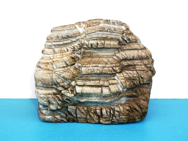 藤川産の名石「白鎧石」～ 左右幅約13㎝、高さ約10cm