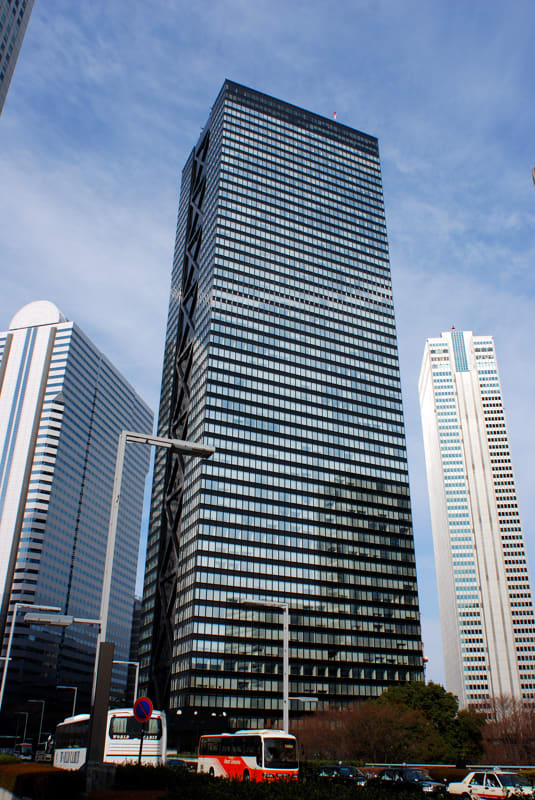 新宿三井ビルです ガラス張りのような黒いビルも目立ちますね レンズの向こうに