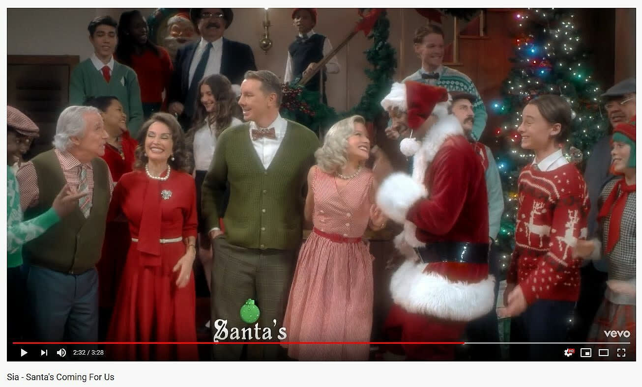 あなたのクリスマスソングは何ですか Santa S Coming For Us Sia 休日は風を切って