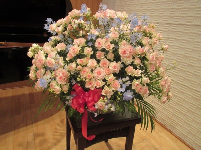 御祝アレンジメントをお作り致しました ピアノ発表会用 神奈川県 茅ケ崎市の花屋 さんこう生花店 のgooブログ