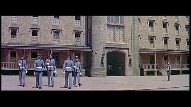 カデット チャペルと 長い灰色の線 アメリカ陸軍士官学校 ウェストポイント見学 ネイビーブルーに恋をして カデット チャペルと 長い灰色の線 アメリカ陸軍士官学校 ウェストポイント見学 ネイビーブルーに恋をして