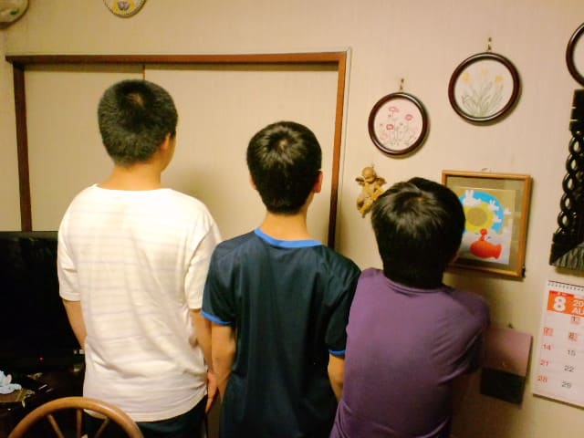 孫息子達の背比べ フォンテーヌの家 わたしのつぶやき 孫息子達の背比べ フォンテーヌの家 わたしのつぶやき