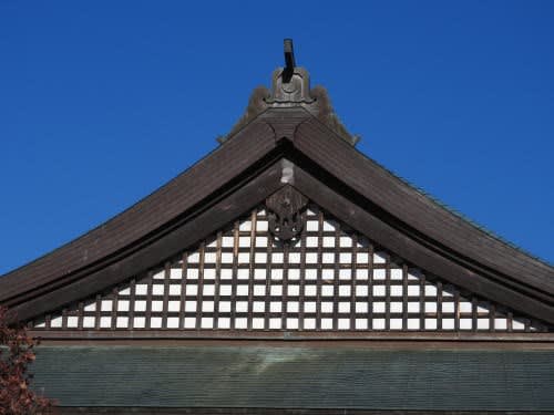 長野県護国神社美須々会館西面　猪目懸魚（いのめげぎょ）
