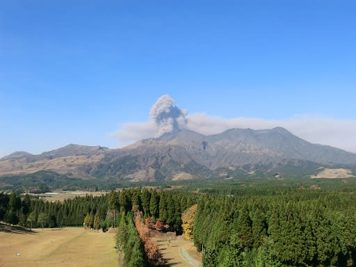 阿蘇 中岳が噴火 野へ山へ