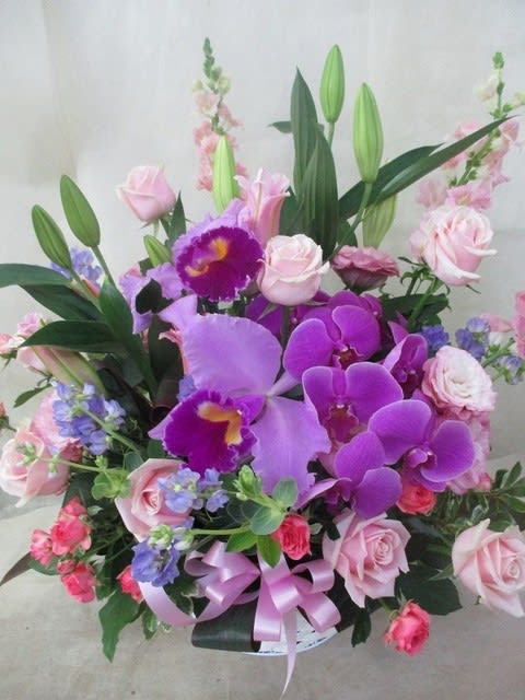 ピンク系の華やかなアレンジメント 神奈川県 茅ケ崎市の花屋 さんこう生花店 のgooブログ