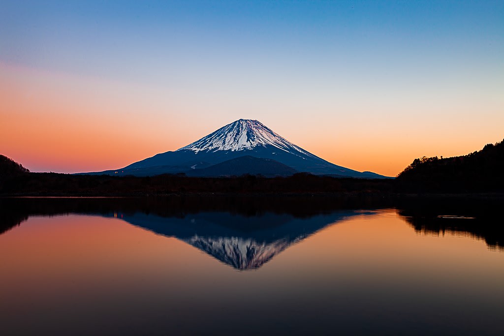 精進湖の夕景の写真