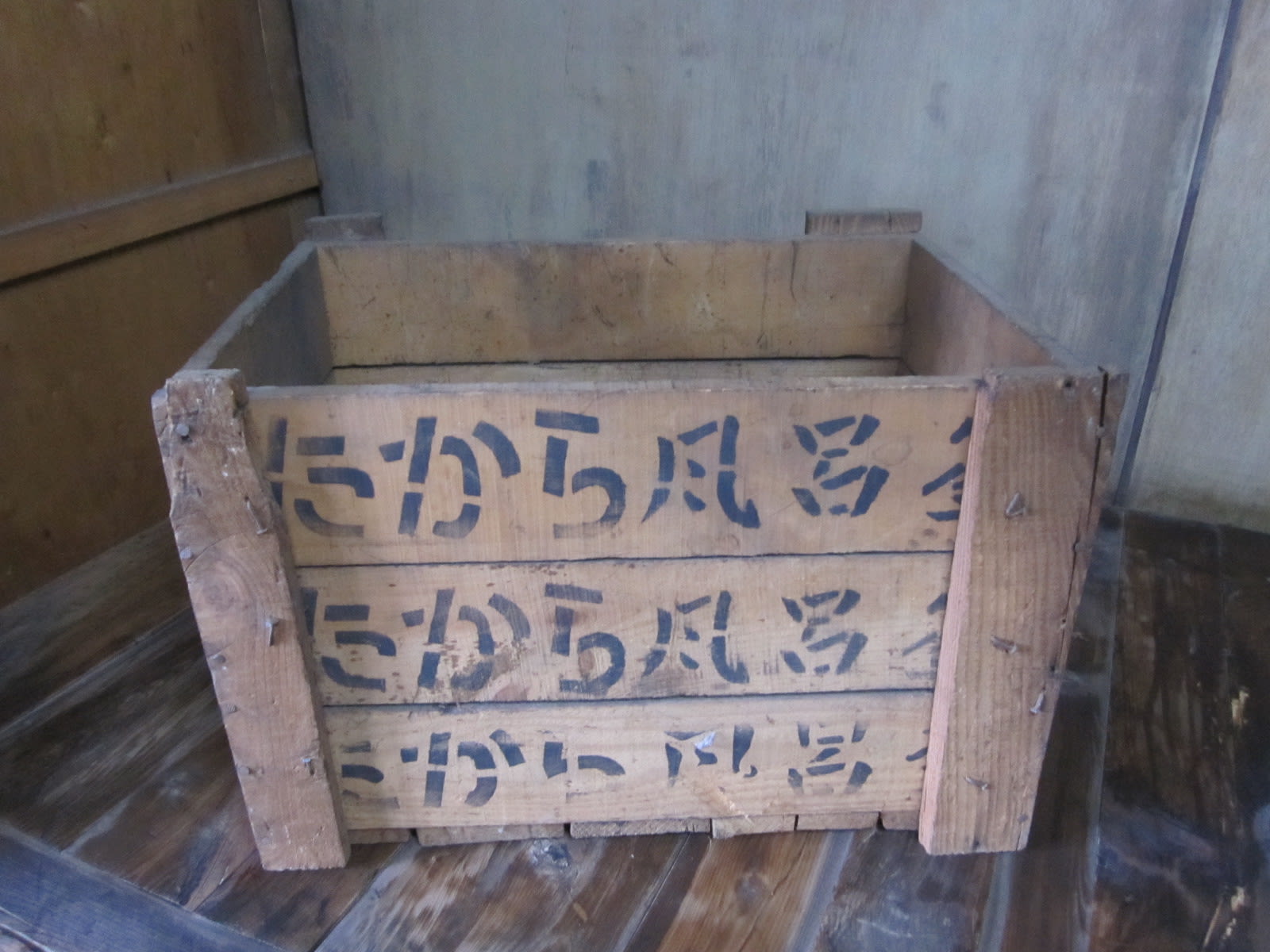 ホーロー看板と木箱の画像