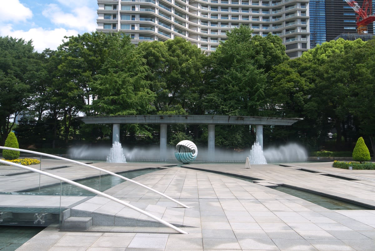 真夏の和田倉噴水公園 濃い緑に囲まれている公園敷地内を散策する ｐａｒt３ 緑には 東京しかない