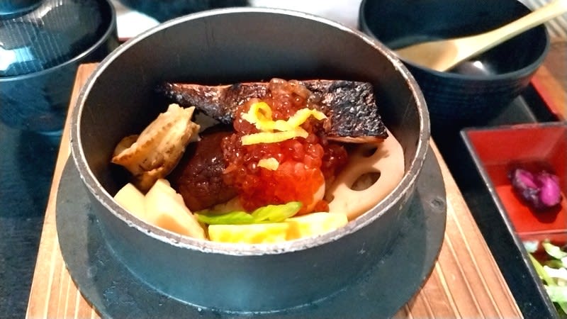 さかえや:鮭の西京焼といくら醤油漬御膳