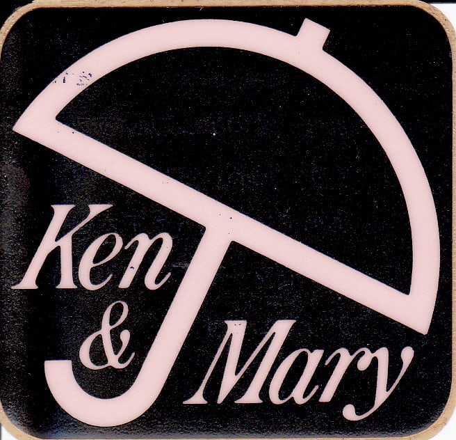 日産スカイライン ケンメリのステッカー Ken Mary グッツ 車の形をした煙草入れ ブリキのおもちゃ 玩具 と自動車グッツのコレクション