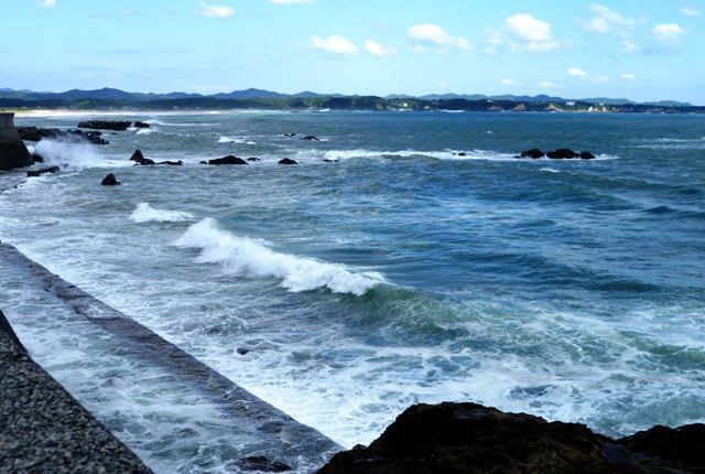 磯波の打ち寄せる台風一過の秋の甲賀海岸