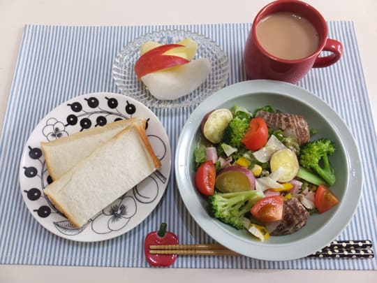 チョップドサラダと蒸し野菜の 朝ごはん まこの食いしん坊日記