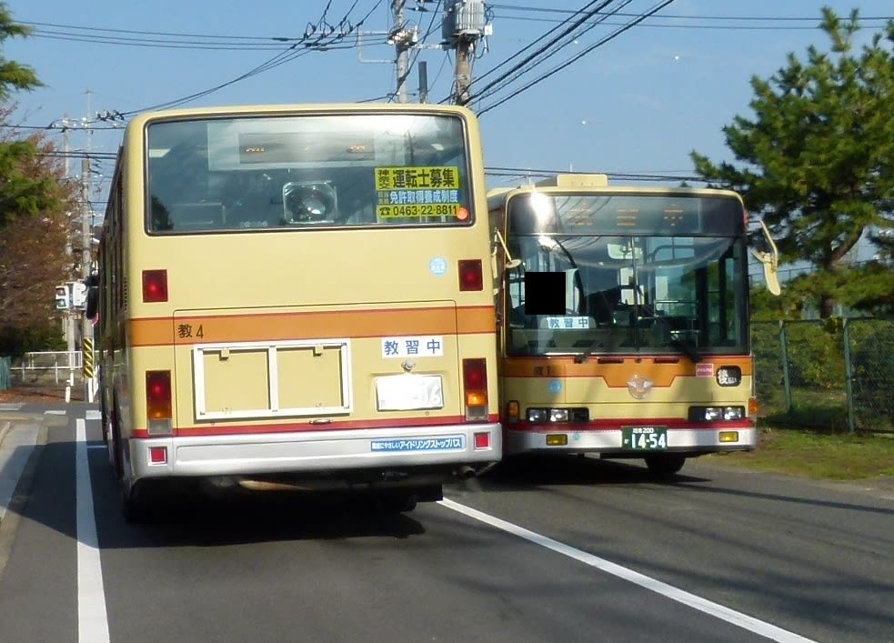 教習車のすれ違い バスの部屋 教習車のすれ違い バスの部屋