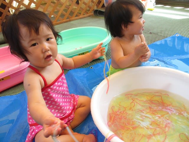 もも組 感触あそび 水あそび 倉吉東こども園のあそびの様子