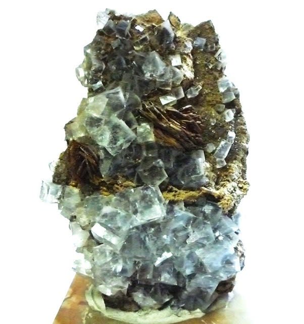 紀州鉱山産の 「入鹿鋪石」 （蛍石の群晶 ～ 高さ約15cm）