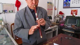 中国式縦笛を吹いてもらった ただのおじさんの フルス フルス フルス フルス 葫芦絲 は中国雲南省生まれのひょうたん笛です