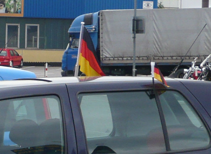 車に旗 ドイツ人は頑固か